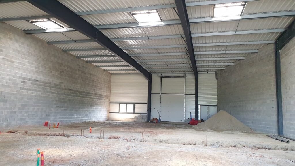 Cellule brute du showroom Breizalu à Redon avant travaux